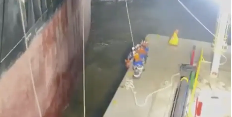 Desespero: ferry-boat afunda e passageiros lutam para sobreviver