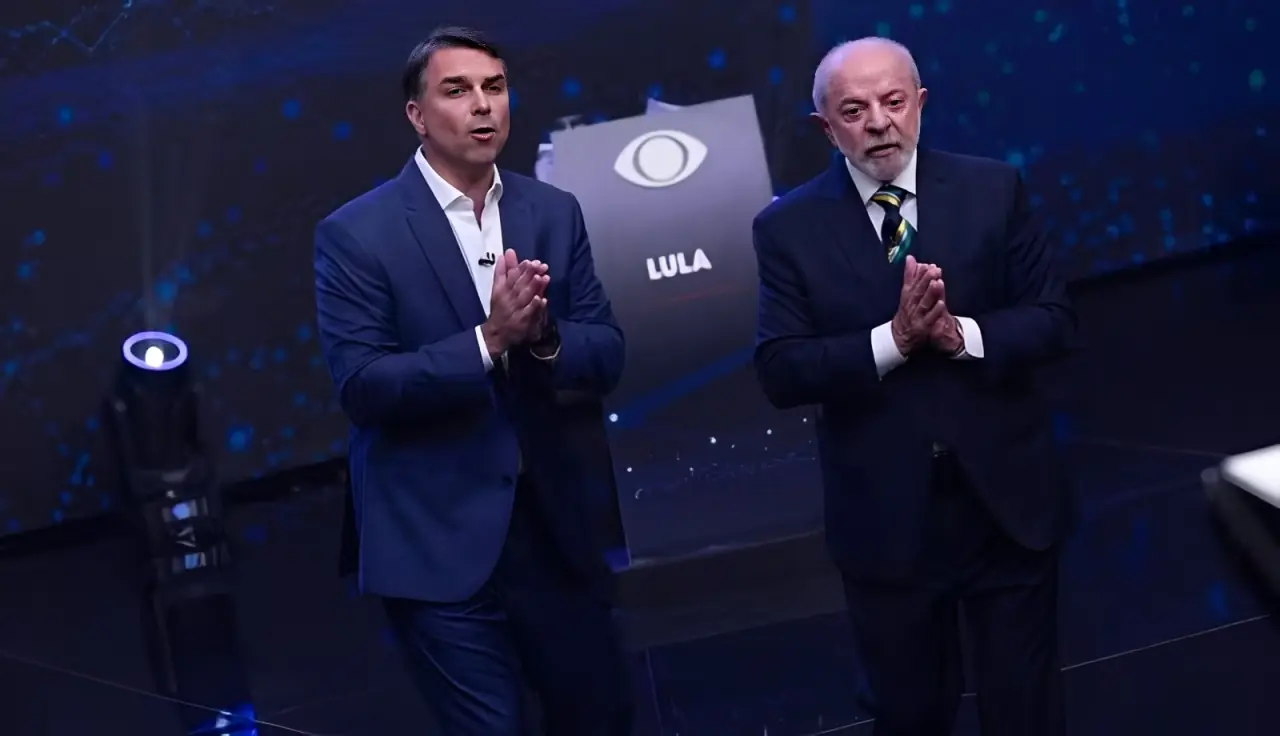Flávio Bolsonaro expõe áudio de Vorcaro e rebate ataques diretos